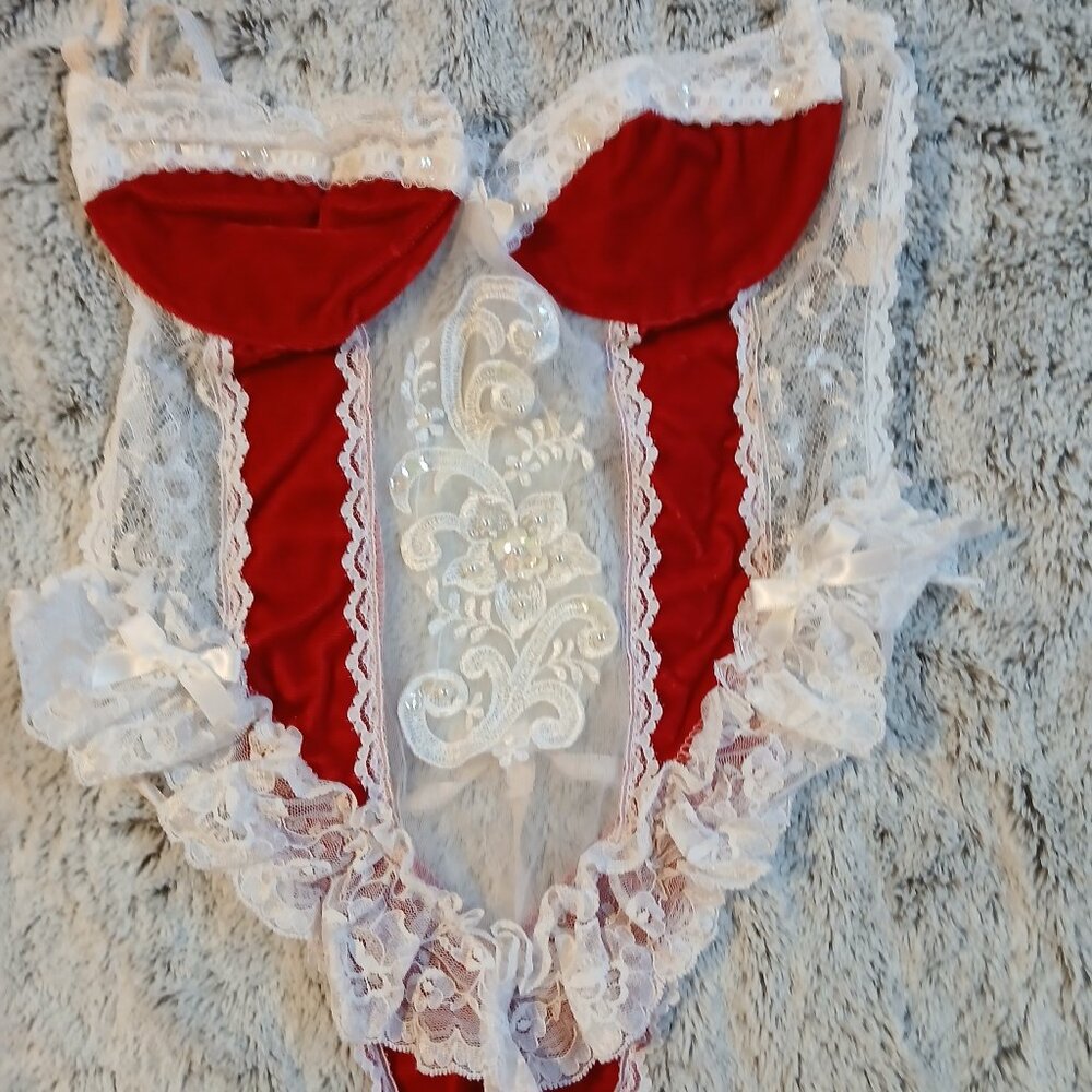 Vintage Women's Velvet Like Red White Floral Lace  Teddy GUC - Picture 2 of 7